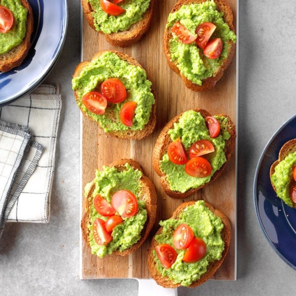 Sweet pea pesto crostini