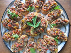 Sweet pepper and tuna crostini