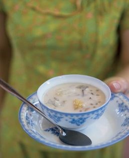 Sweet potato and cassava pudding (Chè bánh lot bà ba)
