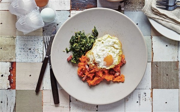Sweet-potato mash with bacon lardons, fried egg and parsley pesto