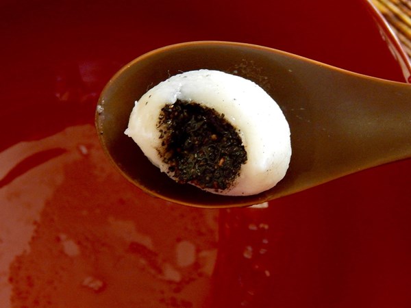 Sweet rice balls with black sesame filling (Hēizhīmá tāngyuán / 黑芝麻湯圓)