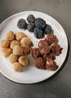 Sweet rice dumplings in three colors (Samsaek kyung-dan)