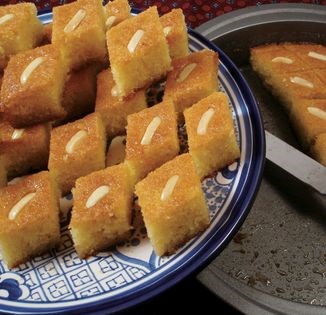 Sweet semolina-yogurt cakes (Namoura)
