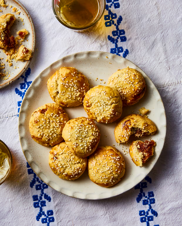 Sweet sesame kurabiye with date paste