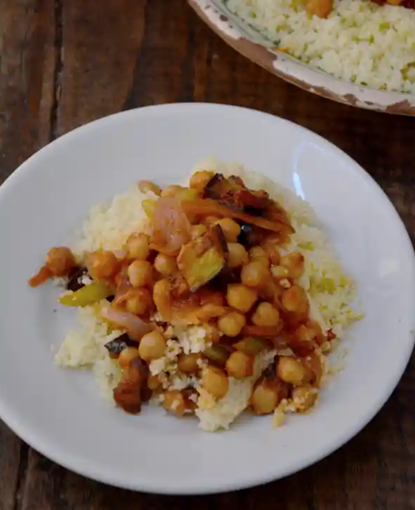 Sweet-sour aubergine with chickpeas