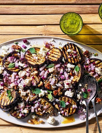 Sweet-sour griddled aubergines with candied walnuts, sumac and red onion