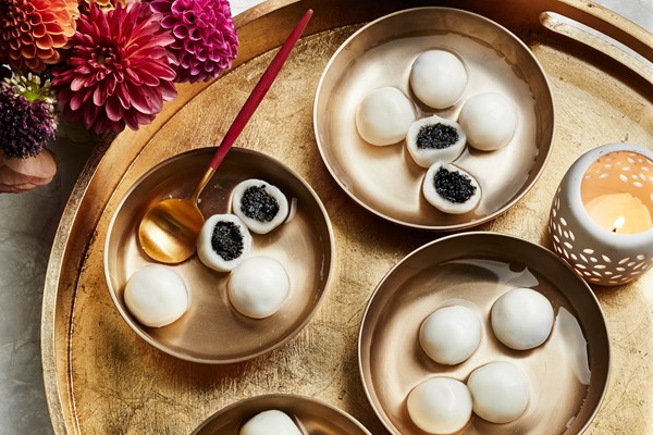 Sweet sticky rice balls in soup (Yin-yang tang yuan)