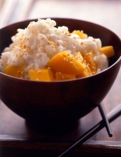 Sweet sticky rice with coconut milk and mango