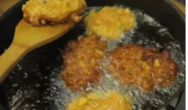 Sweetcorn patties (Tod mun khao pod)
