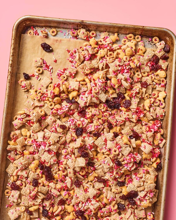 Sweetheart snack mix