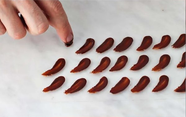 Swiped flick [chocolate - moulding techniques]