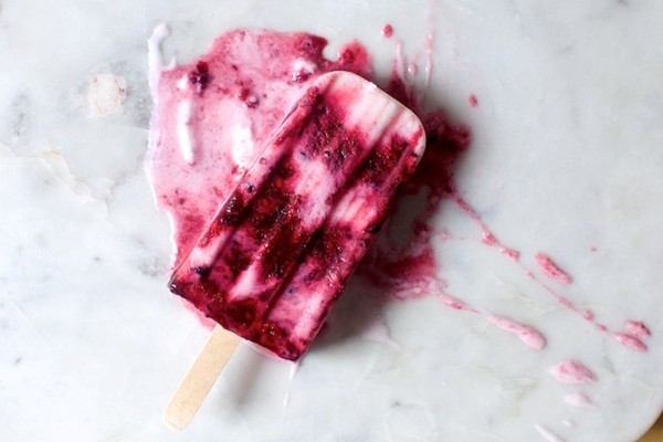 Swirled berry yogurt popsicles