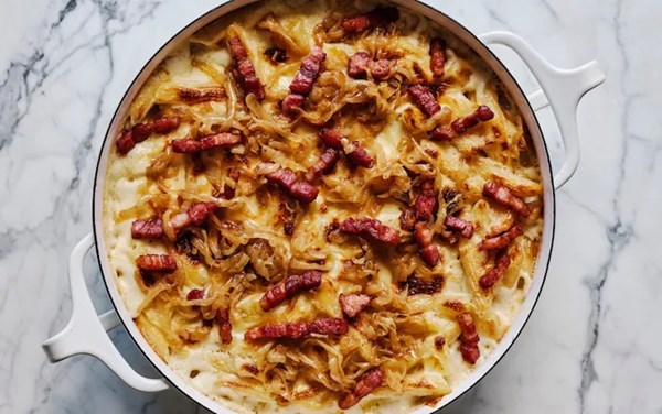 Swiss macaroni cheese with onions and bacon (Alplermagronen)