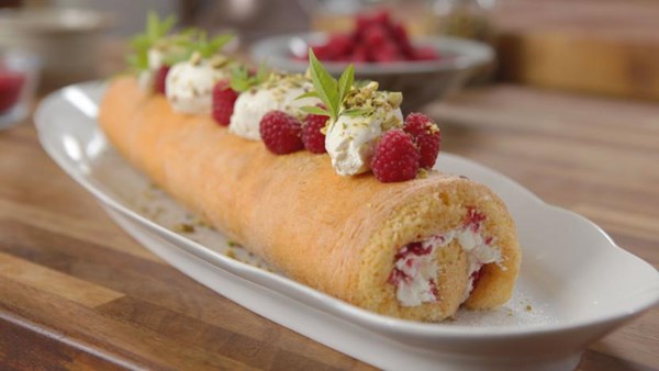 Swiss roll with fresh raspberry jam