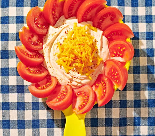 Taco dip with tomato wedges