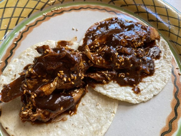 Tacos of “easy” slow cooker mole with chicken