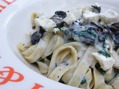 Tagliatelle con spinaci e funghi