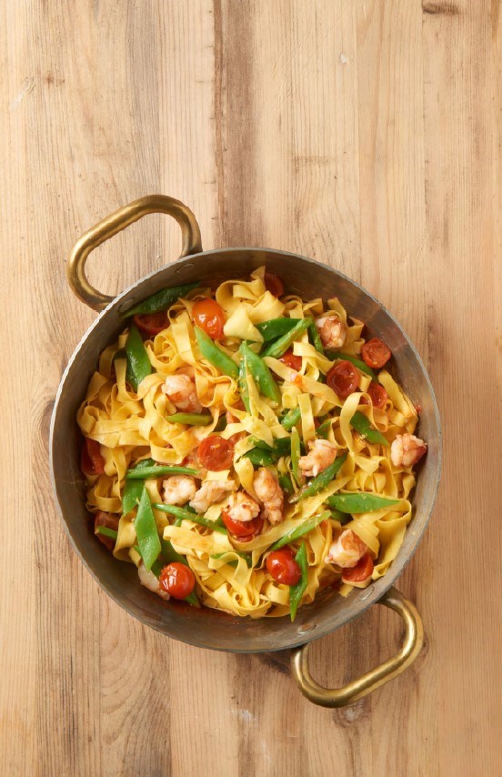 Tagliatelle pasta with runner beans and shrimp
