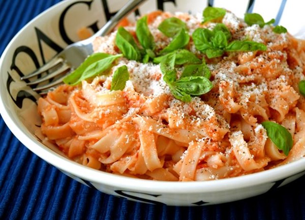 Tagliatelle with almond and tomato sauce