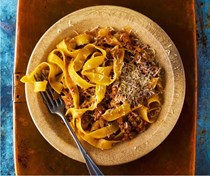 Tagliatelle with Bolognese meat sauce (Tagliatelle alla Bolognese)