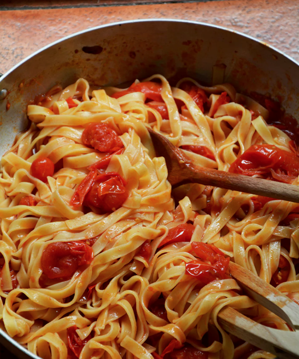 Tagliatelle with bursting tomatoes (Tagliatelle con pomodori scoppiati)