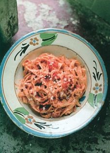 Tagliatelle with curd cheese and tomatoes