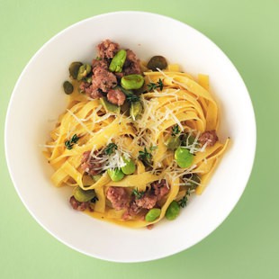 Tagliatelle with fava beans and sausage (Tagiatelle con fave e salsiccia)