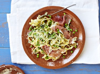 Tagliatelle with fresh peas and Parma ham