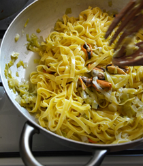 Tagliatelle with leeks (and mussels, if you like)