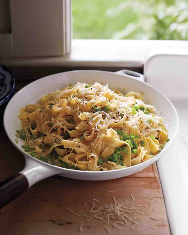 Tagliatelle with mashed peas and pecorino