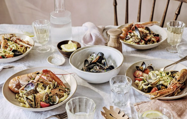 Tagliatelle with mixed seafood, garlic and white wine (Tagliatelle ai frutti di mare con aglio e vino bianco)