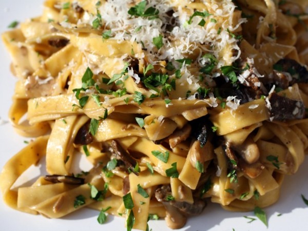 Tagliatelle with porcini mushrooms and crème fraîche (Pâtes aux cêpes)