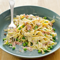 Tagliatelle with prosciutto and peas