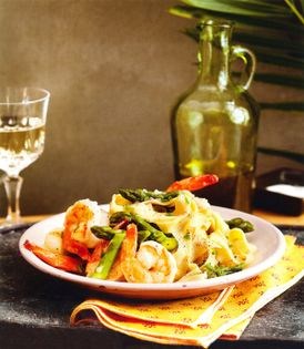 Tagliatelle with shrimp, asparagus, and coconut milk (Tagliatelle com camarão, aspargus, e leite de côco do terzetto)