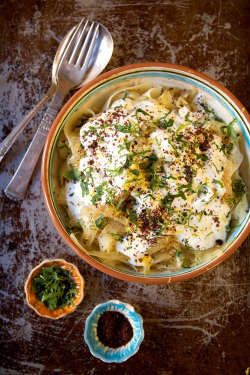 Tagliatelle with yogurt and fried onions (Rishta bi laban wa bassal)