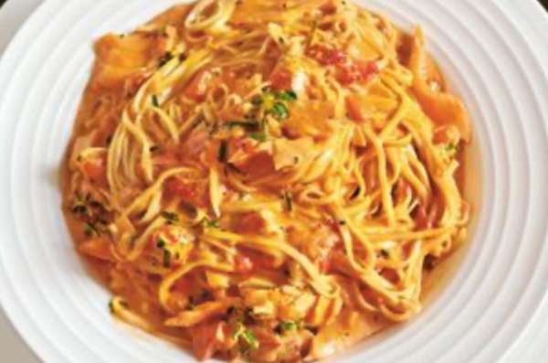Taglierini with smoked salmon, tomato and cream sauce (Taglierini al sugo di salmone, pomodoro e panna)