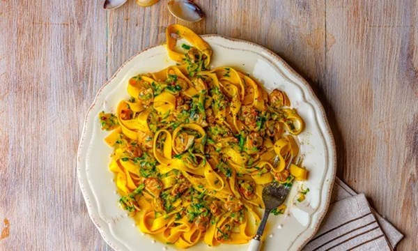 Tagliolini with clams, courgettes, parsley and garlic