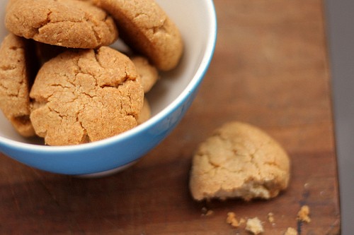 Tahini and almond cookies