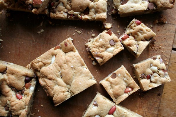 Tahini chocolate chip traybake cookies