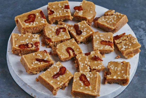 Tahini date fridge fudge