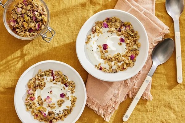 Tahini pistachio granola 