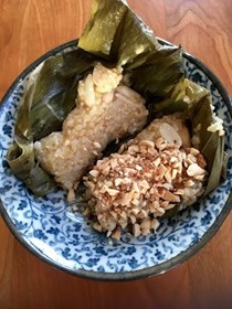 Taiwanese peanut tamales (Táiwānshì huāshēng zòng / 台灣式花生粽)
