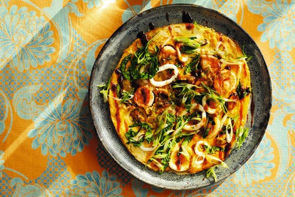 Taiwanese-style seafood pancake [sweet hot sauce]