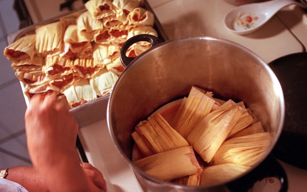 Tamales de res y mole (Beef and mole tamales) 