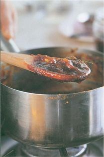 Tamarind and raisin chutney