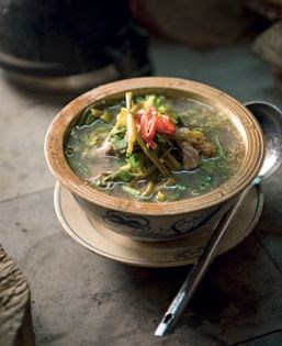 Tamarind broth with beef and water spinach (Canh chua rau muông thit bò)