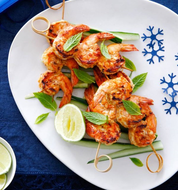 Tandoori prawn brochettes with lime yogurt dip