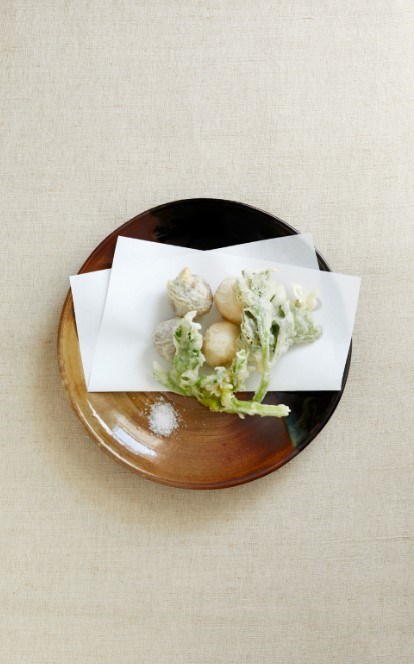 Taro, soba gaki, and celery leaf tempura (Sato imo, soba gaki to serori no ha ten)