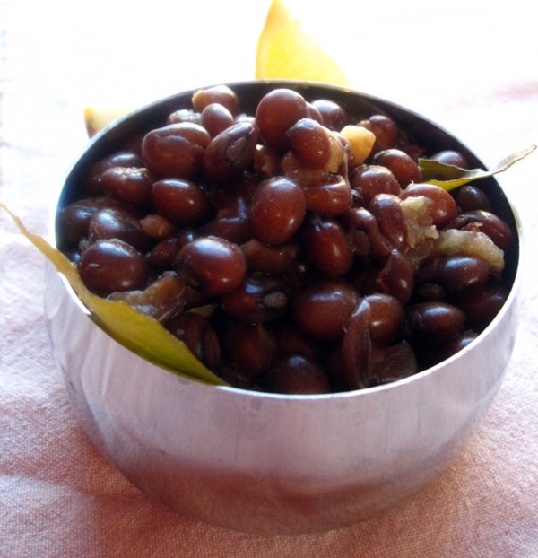Tart whole pigeon peas (Khata sabut toor dal)