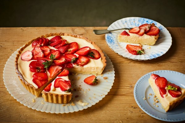 Tart with crema pasticcera and strawberries